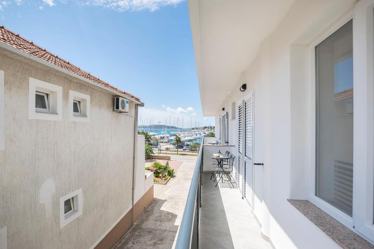 Apartments And Rooms Mare Vodice Eksteriør billede