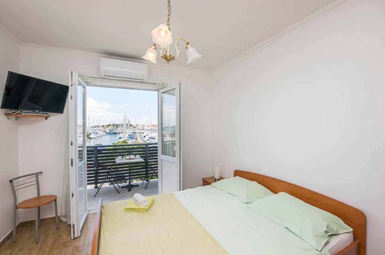 Apartments And Rooms Mare Vodice Eksteriør billede