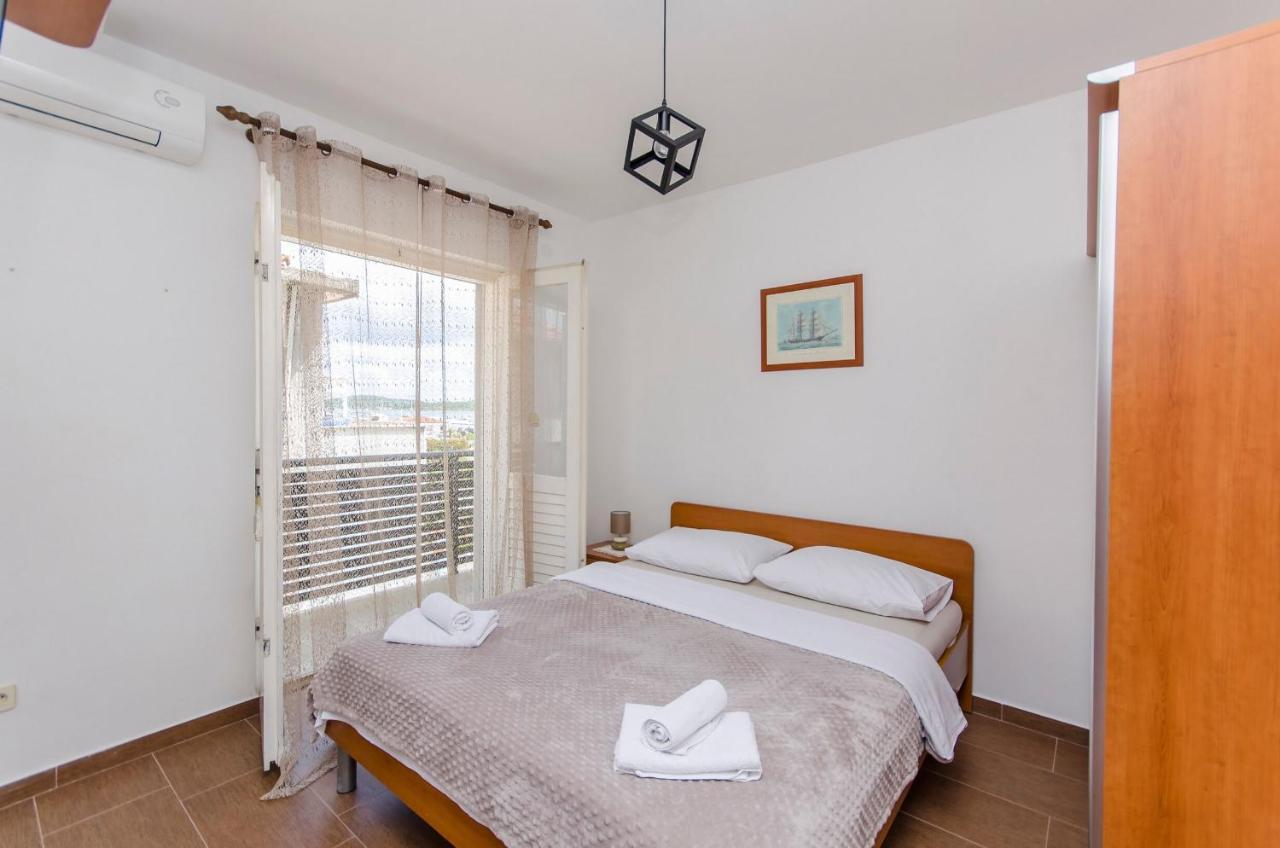 Apartments And Rooms Mare Vodice Eksteriør billede
