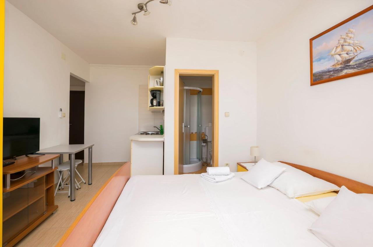 Apartments And Rooms Mare Vodice Eksteriør billede